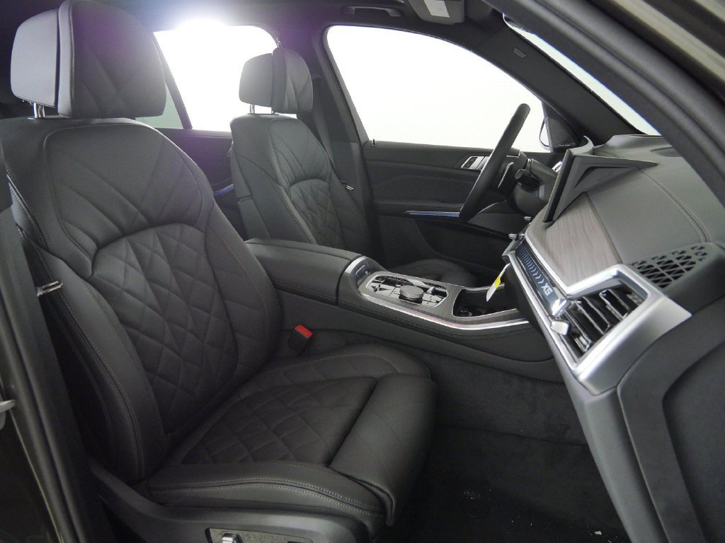 New 2026 Manhattan Green Metallic BMW xDrive50e image 21