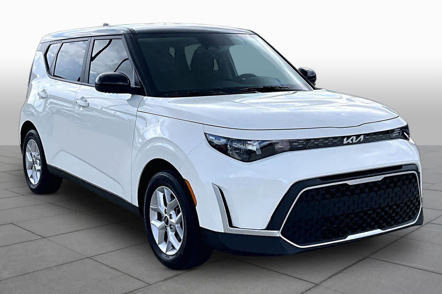 Used 2025 Clear White/Black Roof Kia S image 3