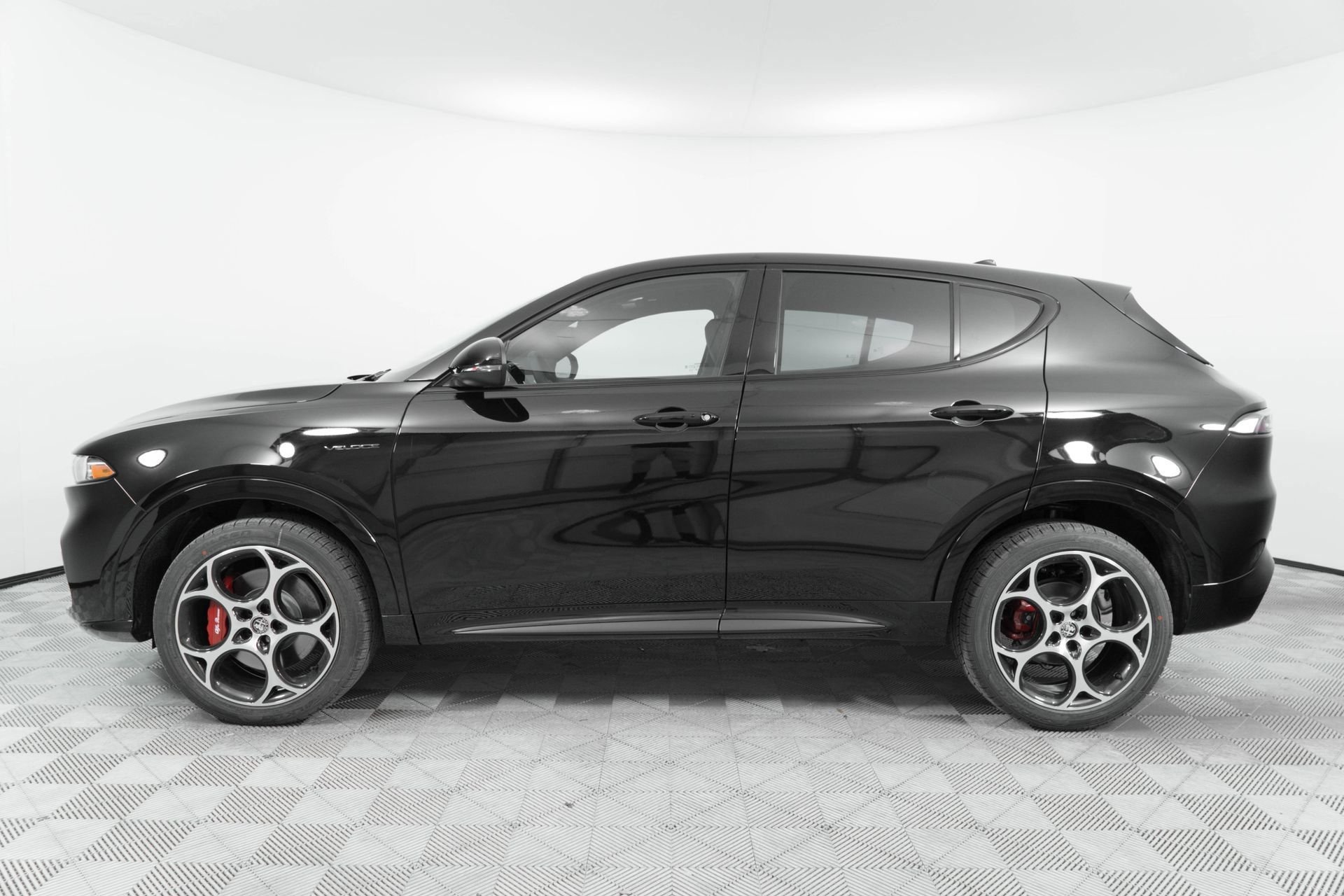 New 2025 Alfa Black Exterior Paint Alfa Romeo Base image 4