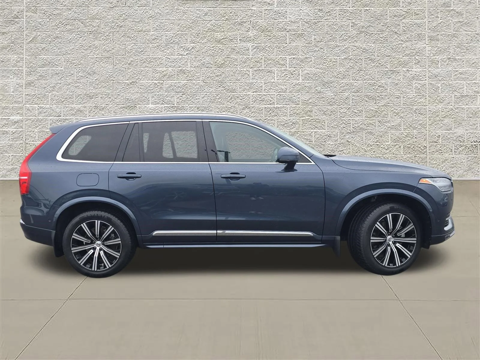 Used 2023 Denim Blue Metallic Volvo Plus image 8