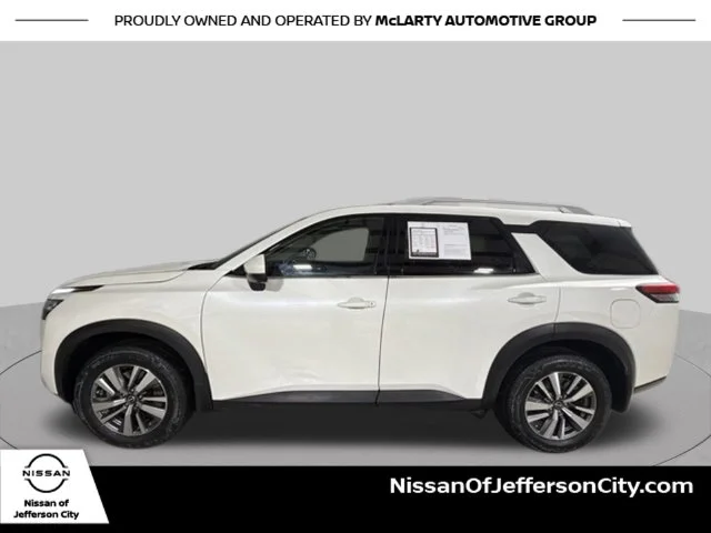 Used 2022 White Nissan SL image 9