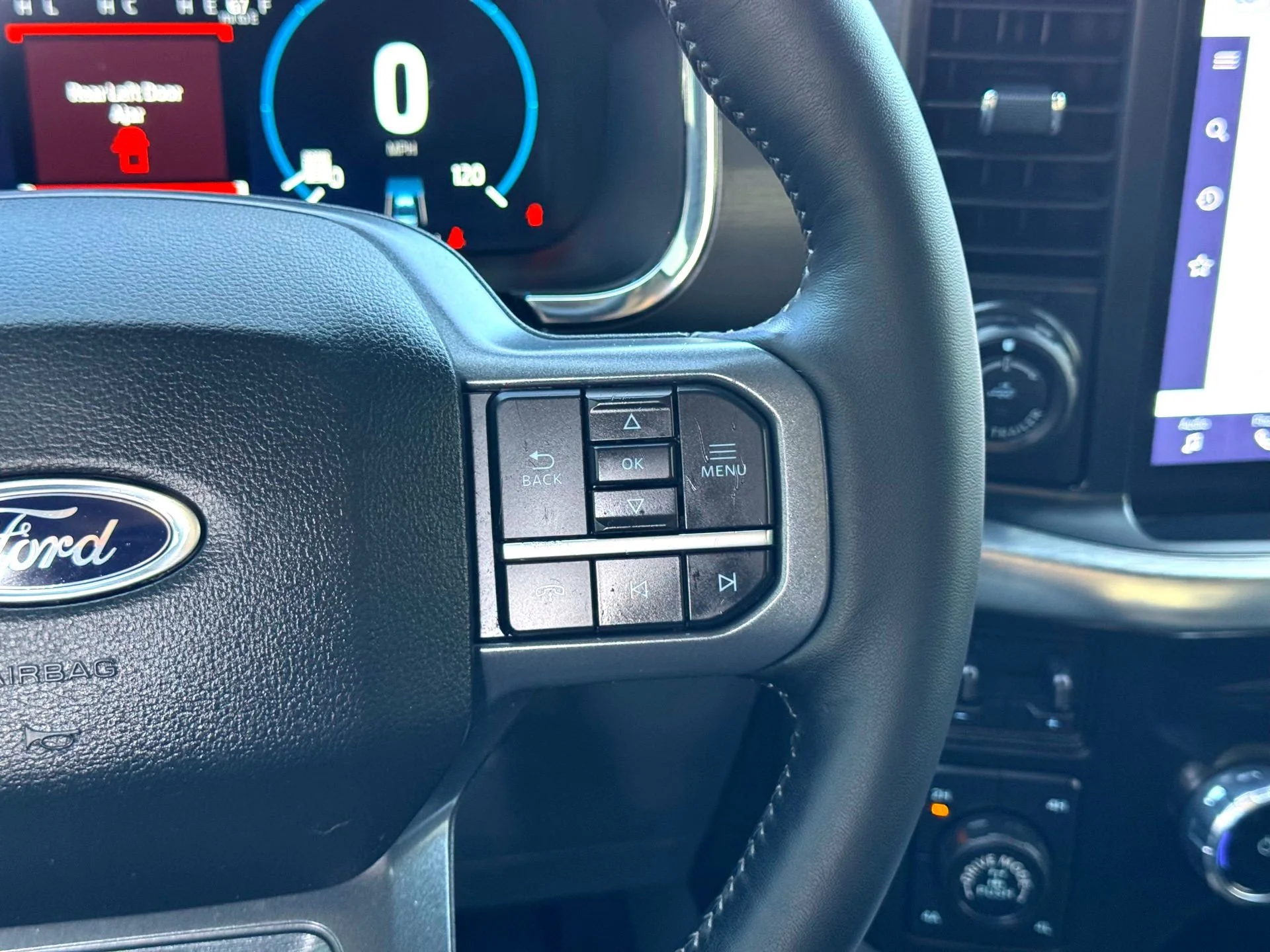 Used 2023  Ford Lariat image 21