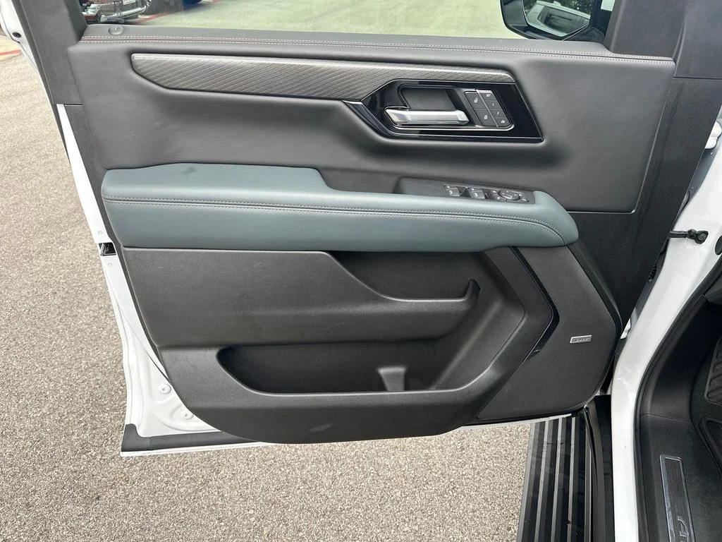 Used 2025 White GMC AT4 image 19