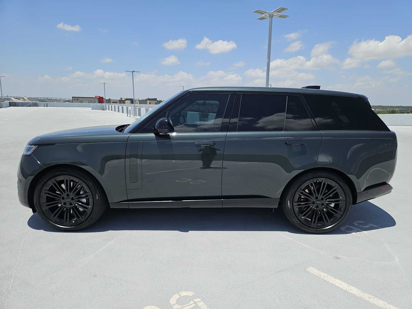 New 2026 Belgravia Green LAND ROVER SE image 4