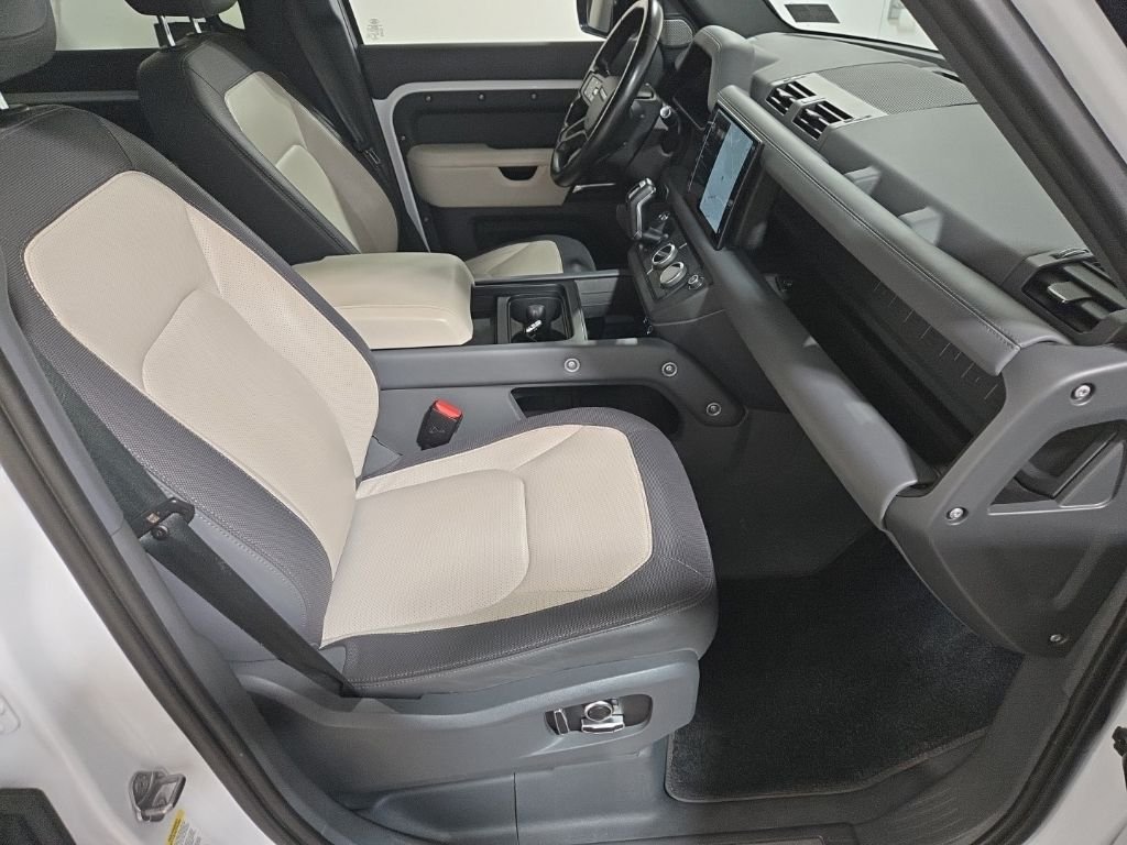Used 2023 Fuji White Land Rover X-Dynamic SE image 28