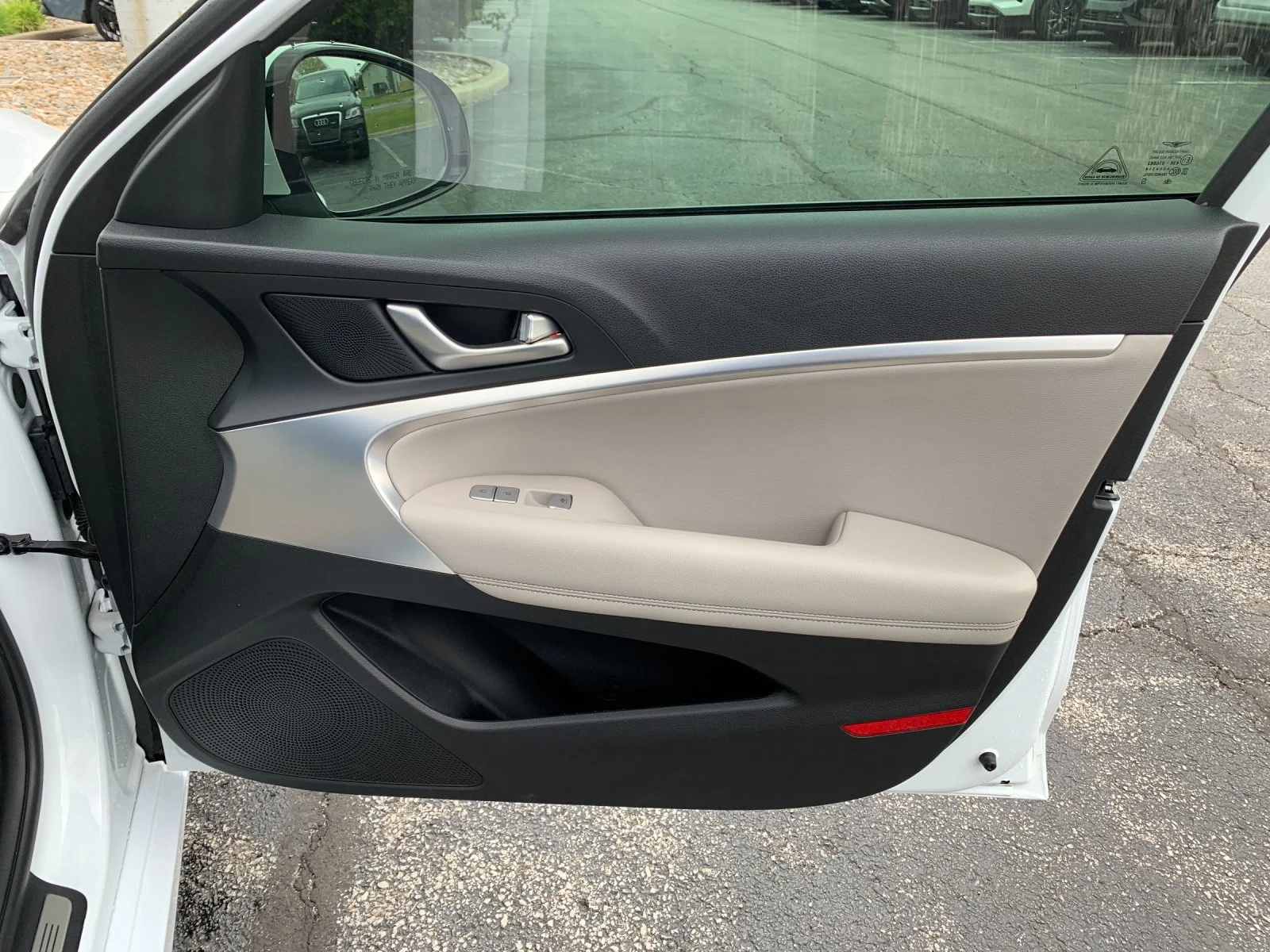 Used 2023 White Genesis 2.0T image 19