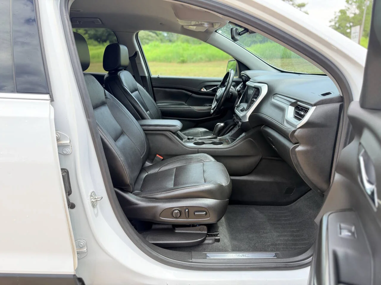 Used 2019 White GMC SLT 1 4dr SUV image 17