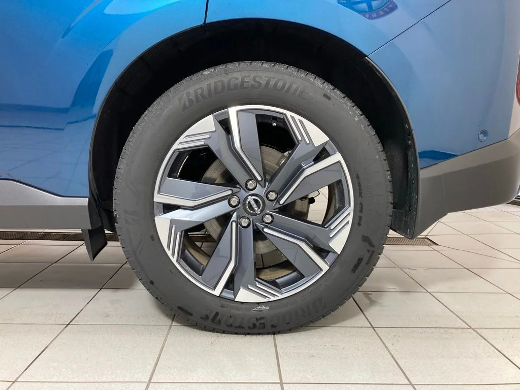 Used 2025 Blue Nissan SL image 27