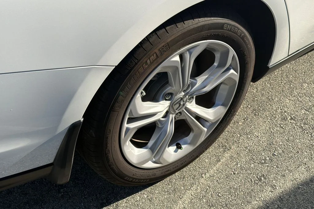 Used 2025 Platinum White Pearl Honda LX image 4