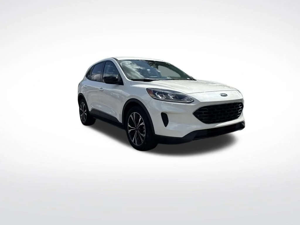 Used 2022 White Metallic Ford SE image 2