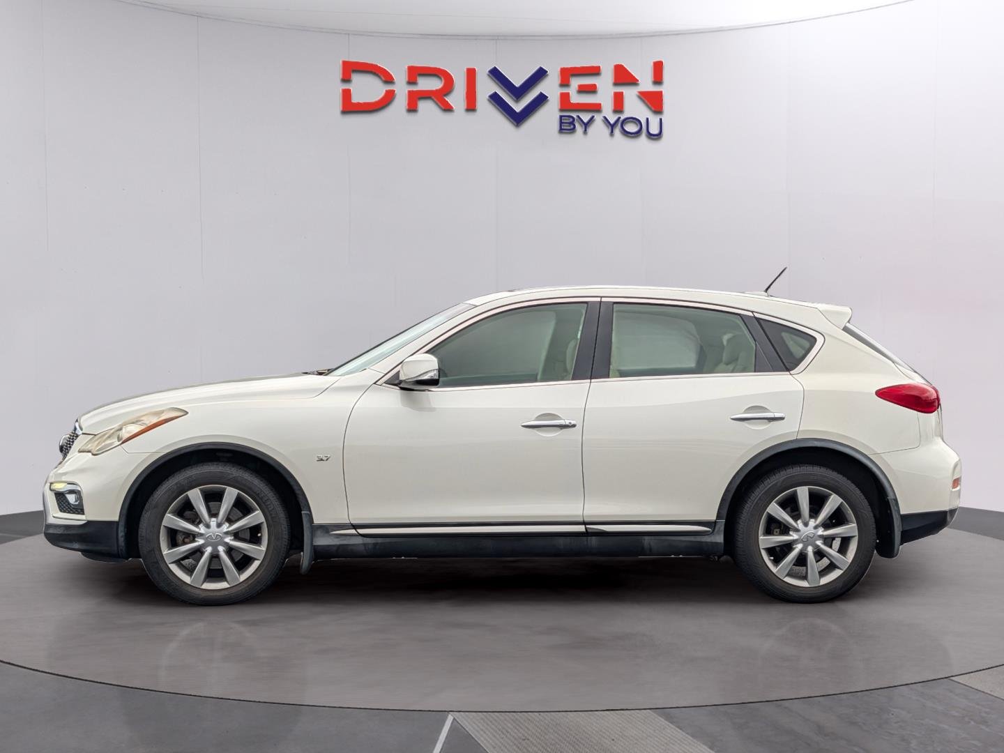 Used 2017 Majestic White INFINITI RWD image 2