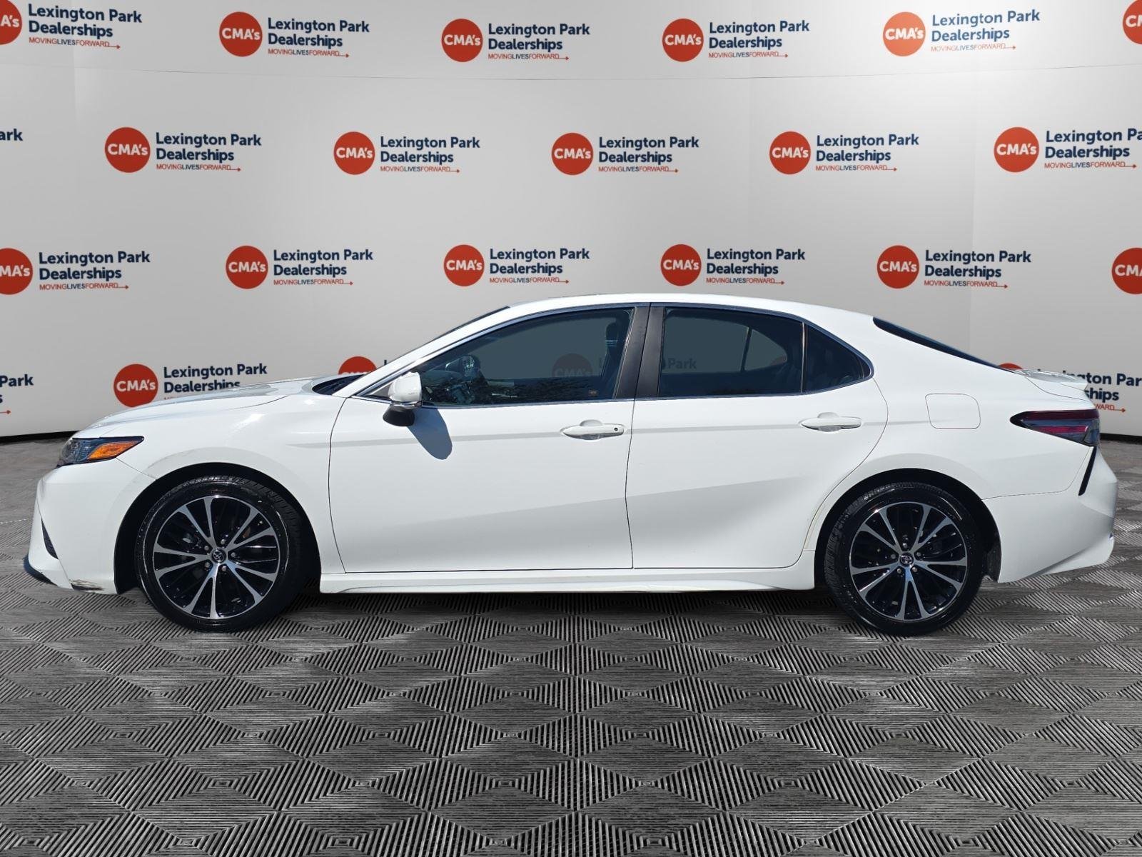 Used 2018 Super White Toyota SE image 4