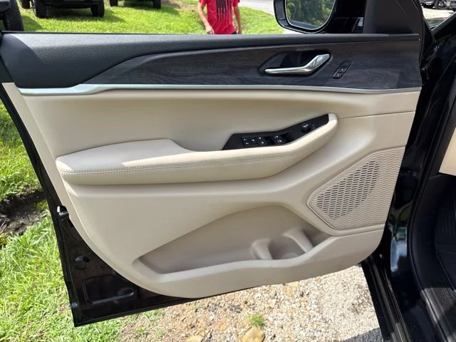 New 2026 Diamond Black Crystal Pearl-Coat Exterior Paint Jeep Limited image 17