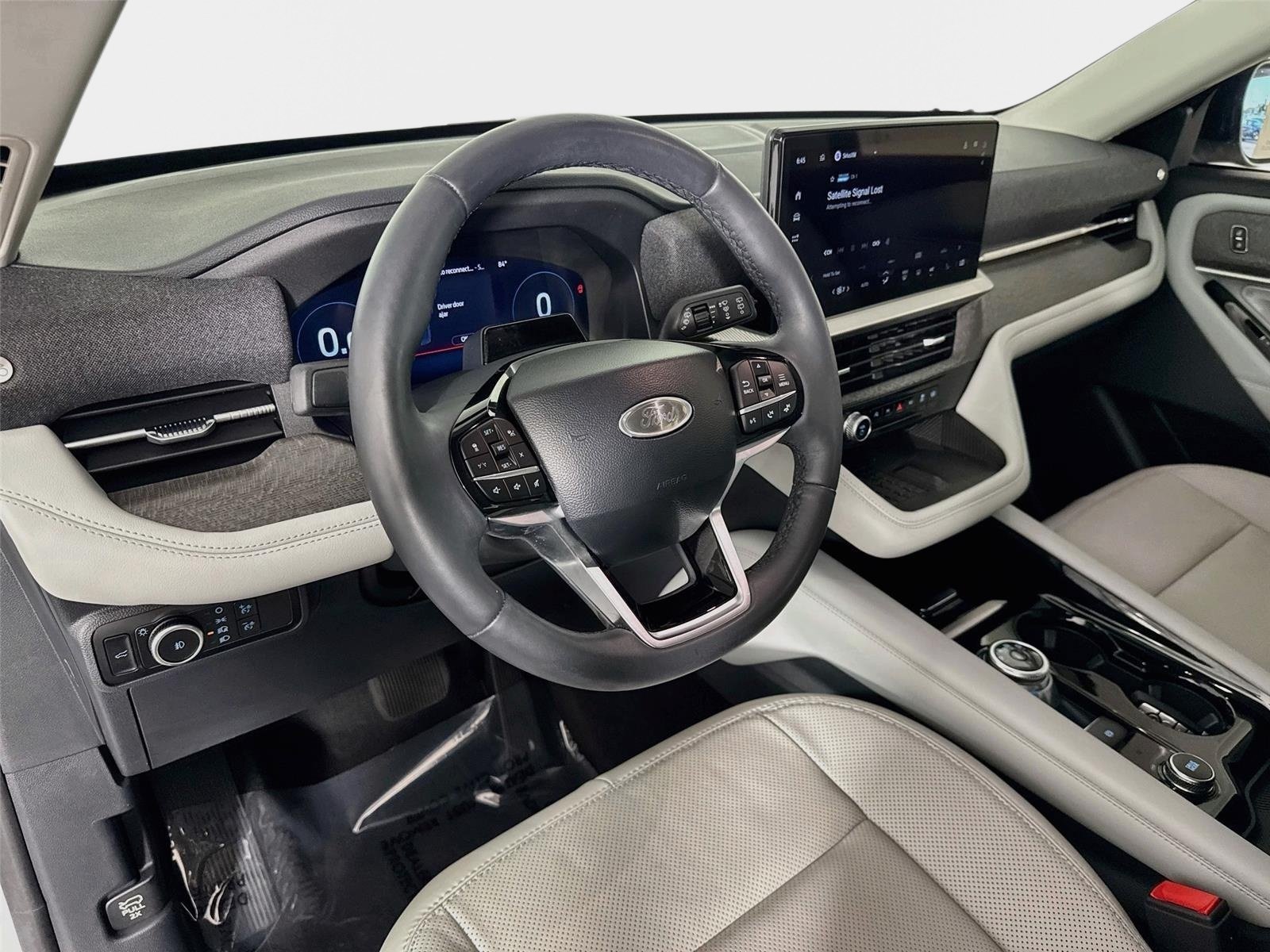 Used 2025 White Metallic Ford Platinum image 9