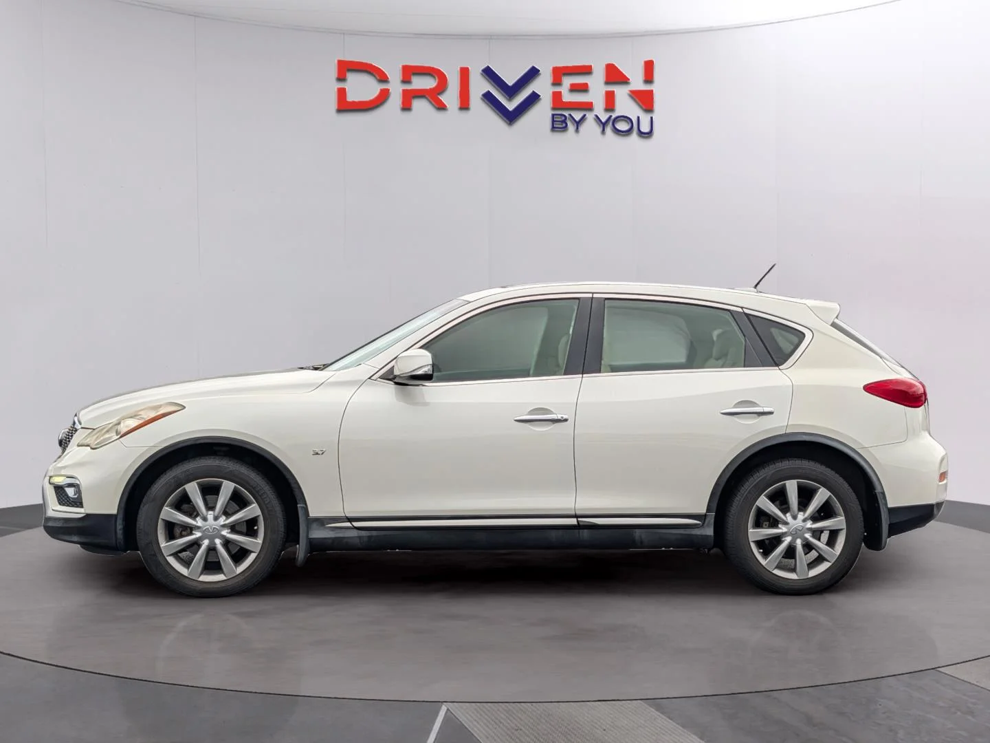 Used 2017 Majestic White INFINITI RWD image 2