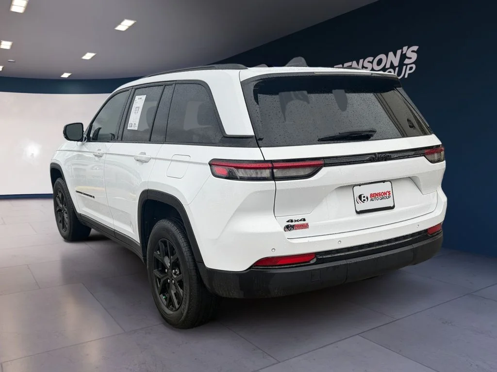 Used 2025 White Jeep Altitude image 3
