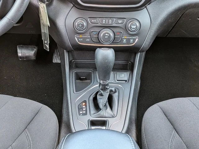 Used 2020 Silver Jeep Latitude image 17