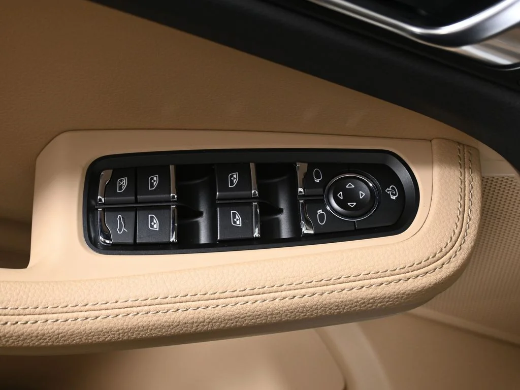2026 Porsche Macan - Photo 34