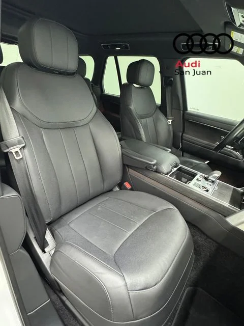 Used 2023 White Land Rover SE image 28