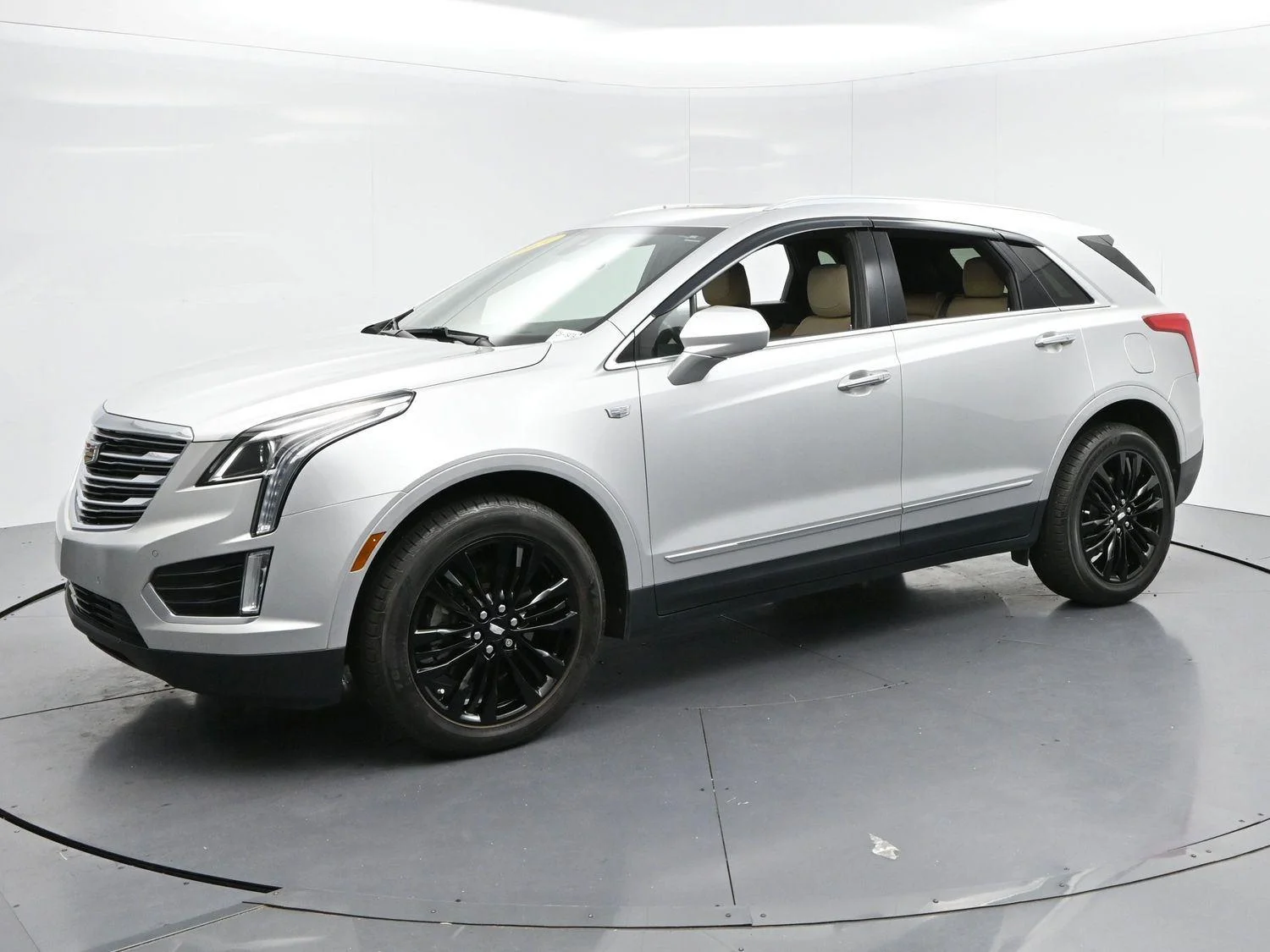 Used 2019 RADIANT SILVER METALLIC Cadillac Luxury FWD image 4