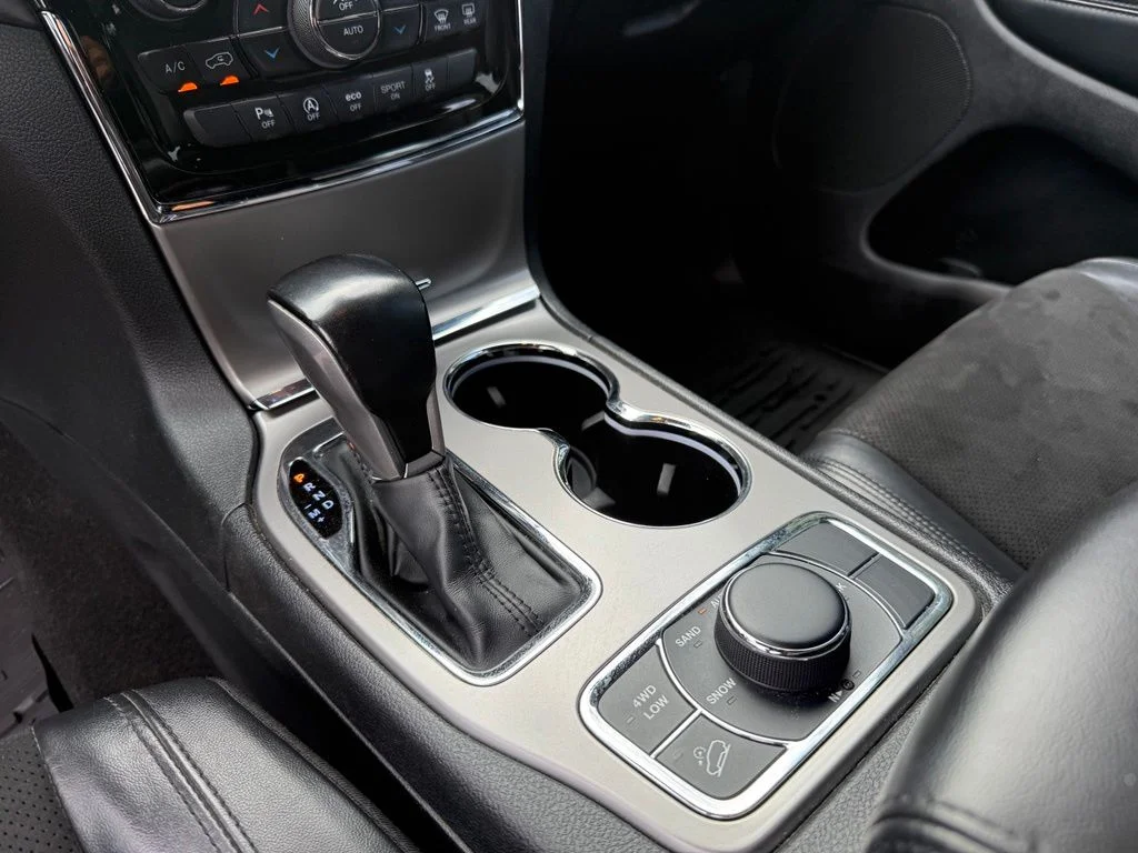 Used 2022 Diamond Black Jeep Laredo X image 15