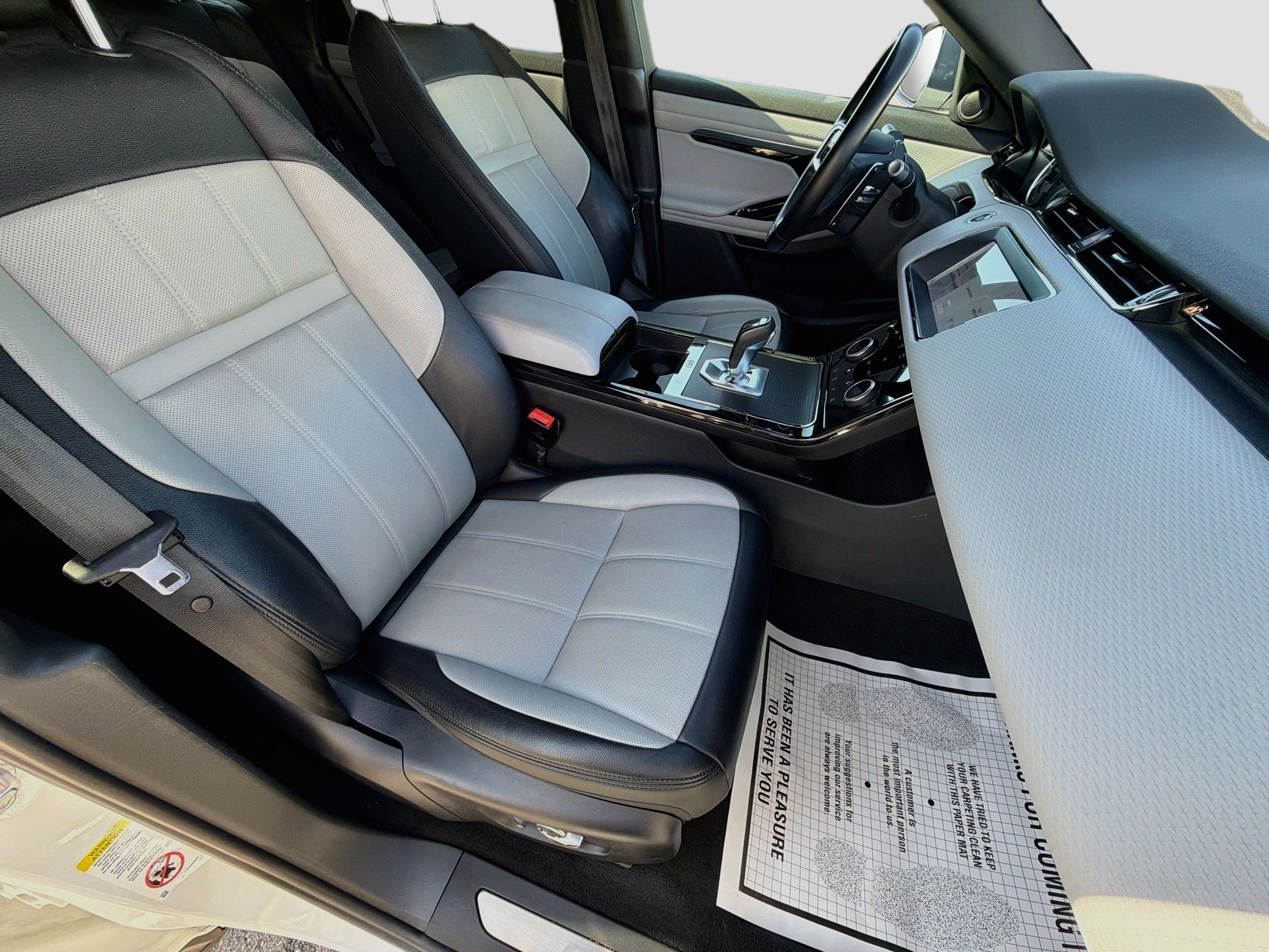 Used 2021 Fuji White Land Rover R-Dynamic S image 13
