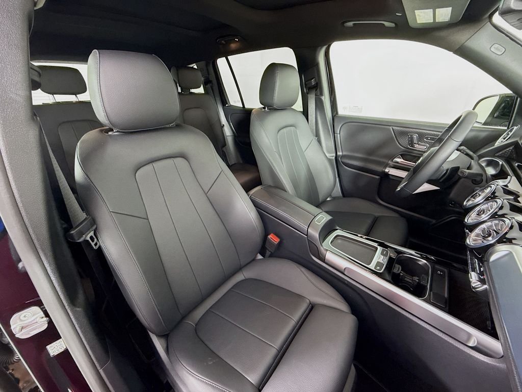 Used 2025 Black Mercedes-Benz GLB 250 image 26