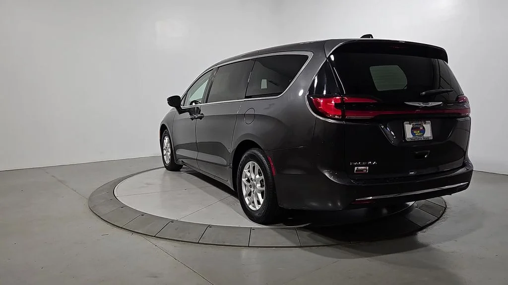 Used 2023 Gray Chrysler Touring L image 3