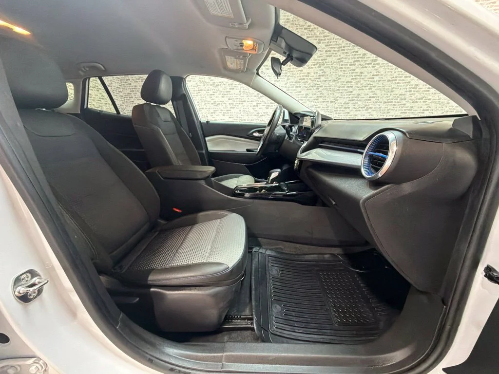 Used 2025 Summit White Chevrolet LT image 11