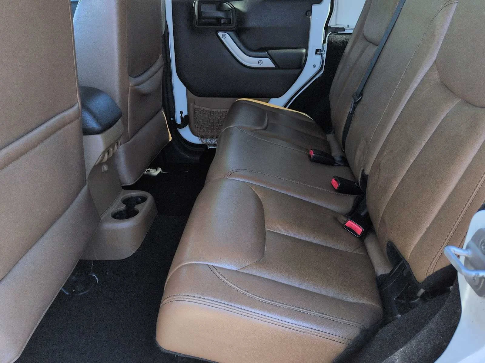 Used 2014 Bright White Clearcoat Jeep Sahara image 17