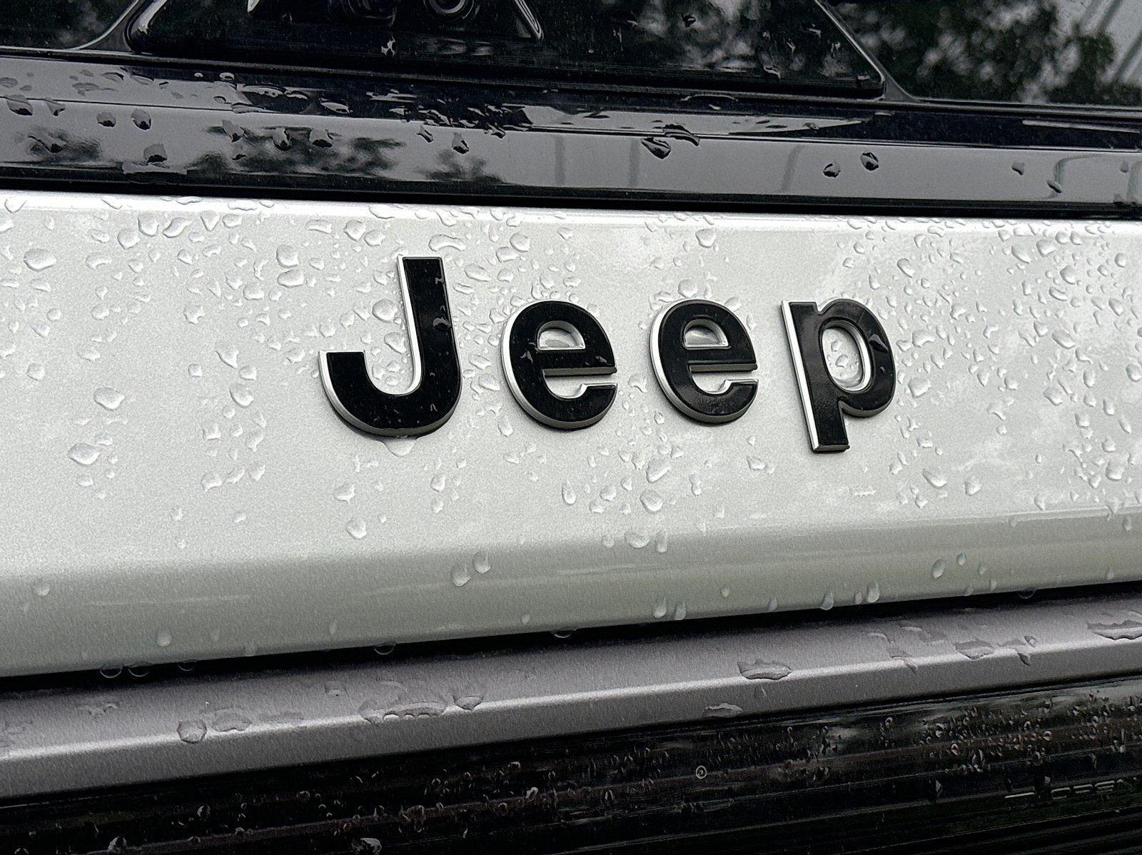 New 2026 Silver-Zynith Exterior Paint Jeep Summit Reserve 4x4 image 14
