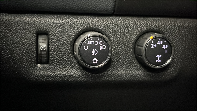 Used 2015 Black Chevrolet Z71 image 29