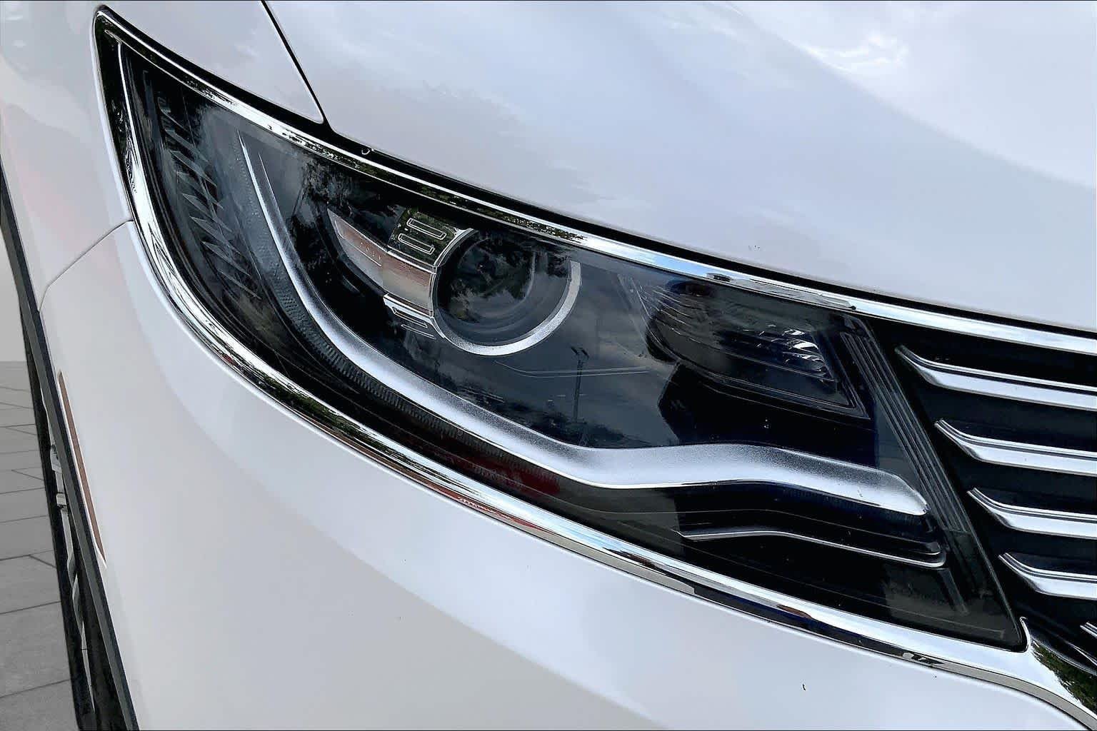 Used 2018 White Platinum Metallic Tri-Coat Lincoln Reserve image 26
