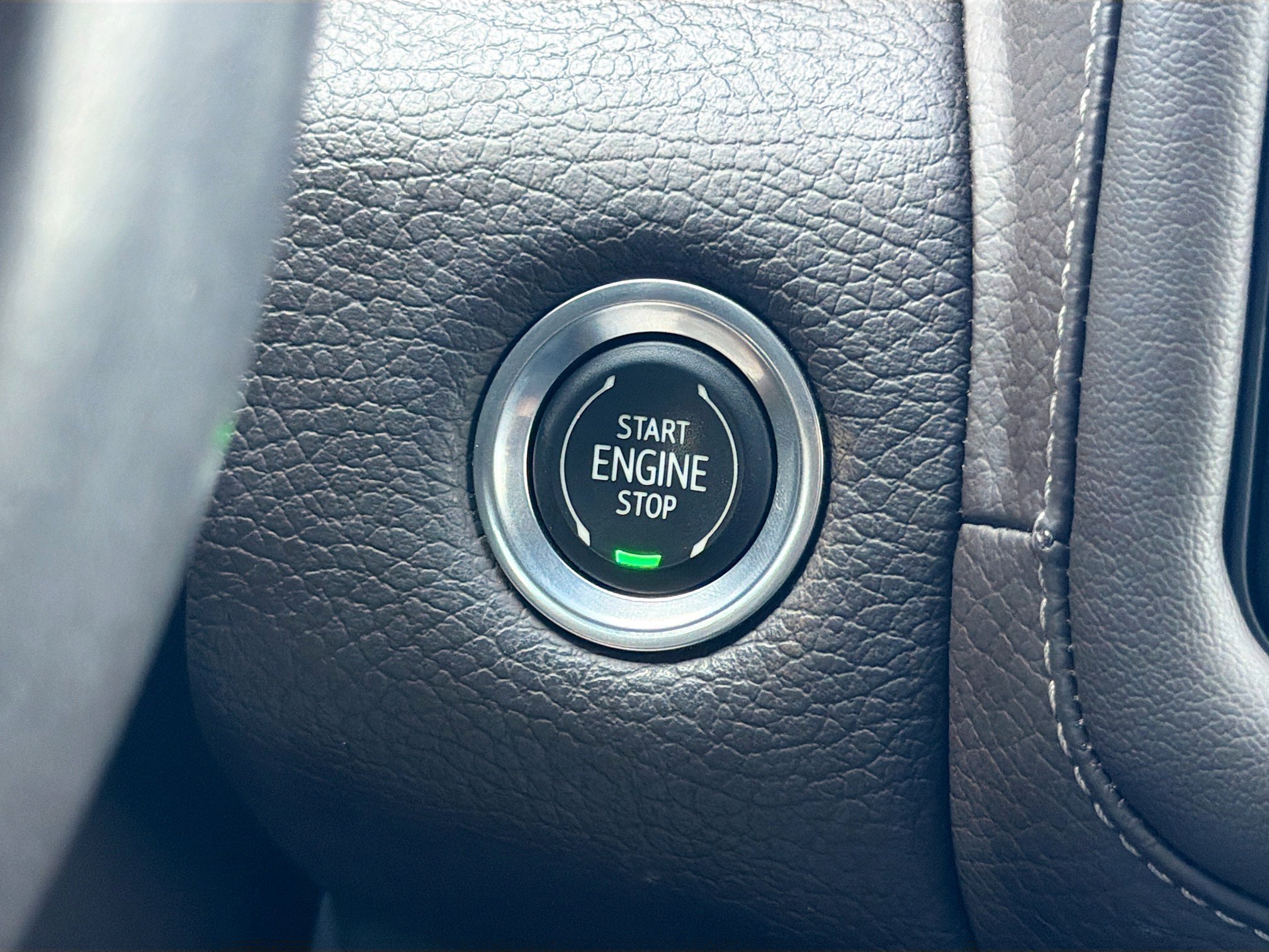 Used 2022 White Frost Tricoat GMC Denali image 39