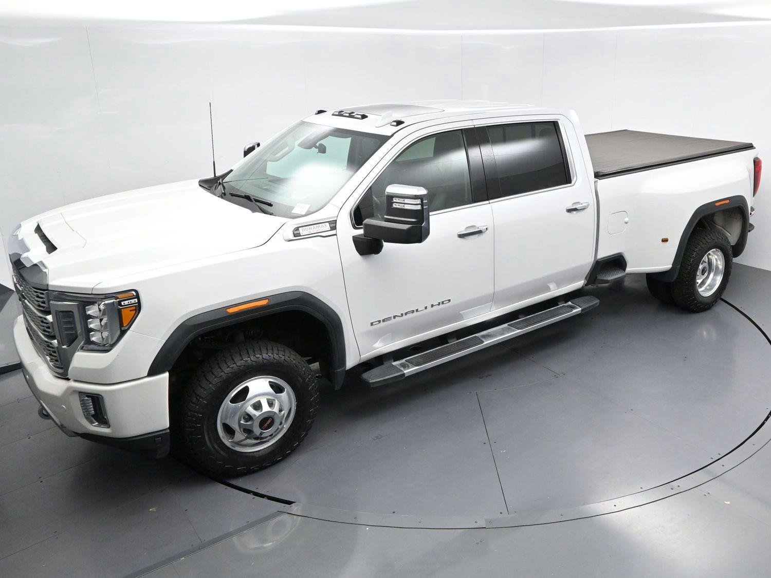 Used 2022 White Frost Tricoat GMC Denali image 41