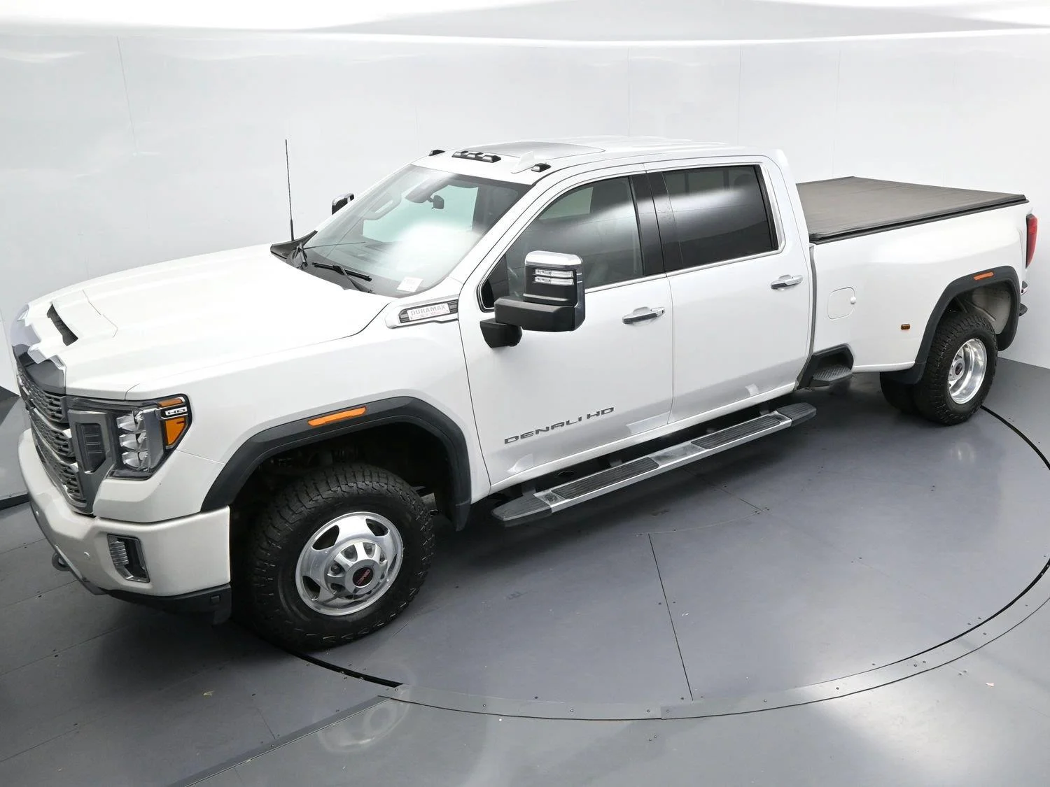 Used 2022 White Frost Tricoat GMC Denali image 41