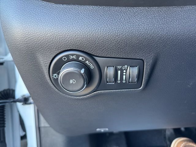 New 2026 Bright White Clear-Coat Exterior Paint Jeep Latitude image 25