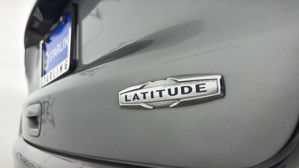 Used 2020 Silver Jeep Latitude FWD image 37