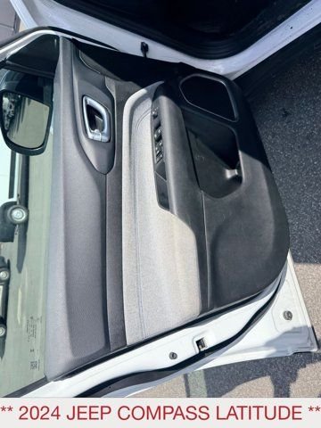 Used 2024 White Jeep Latitude image 9