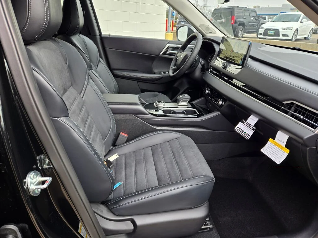 New 2026 Black Mitsubishi SE image 4