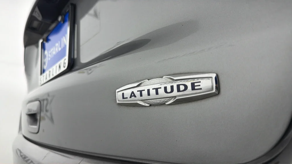 Used 2020 Silver Jeep Latitude FWD image 37