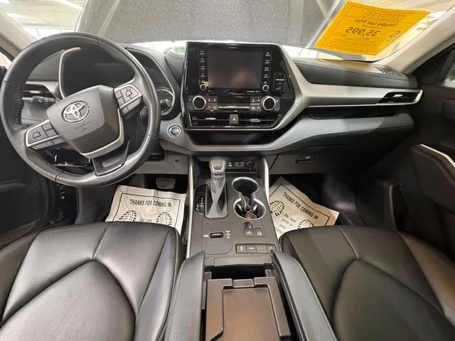 Used 2022  Toyota XLE image 13