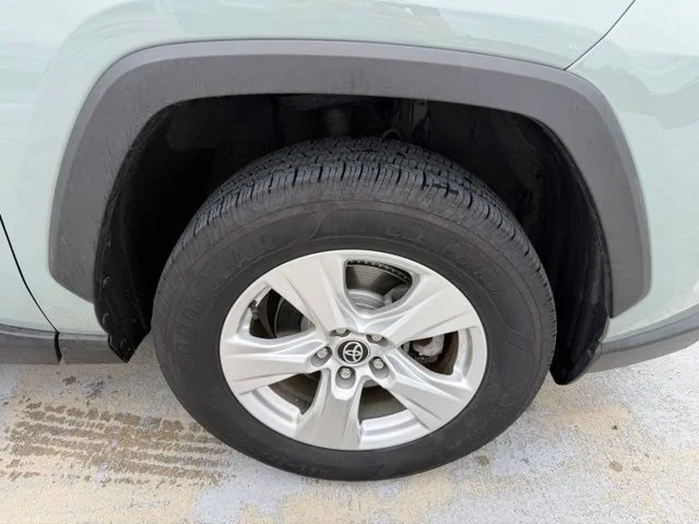 Used 2021  Toyota XLE image 9