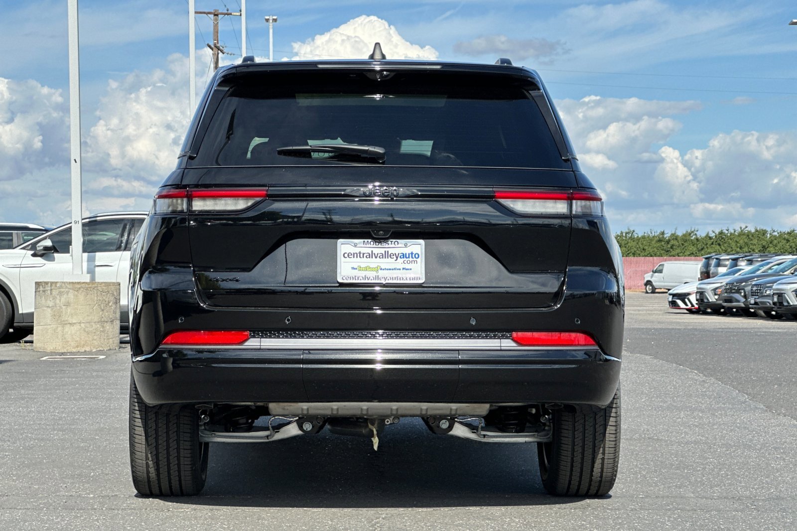 New 2026 Diamond Black Crystal Pearlcoat Jeep Limited Reserve image 5