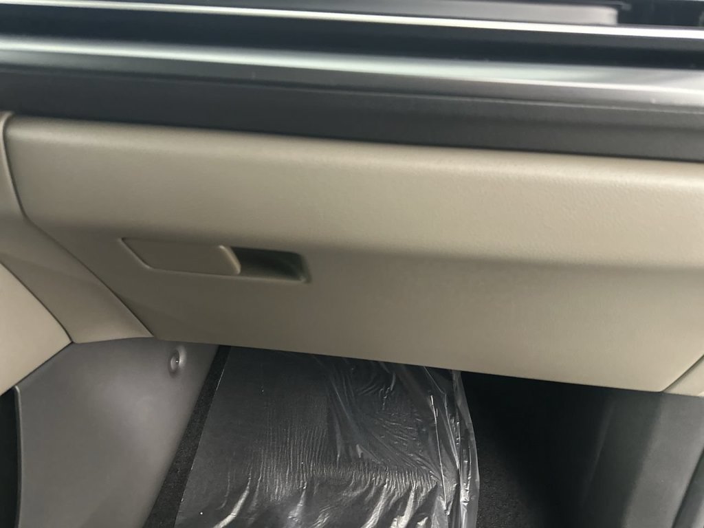 New 2027 Ceramic Silver Kia LXS image 17