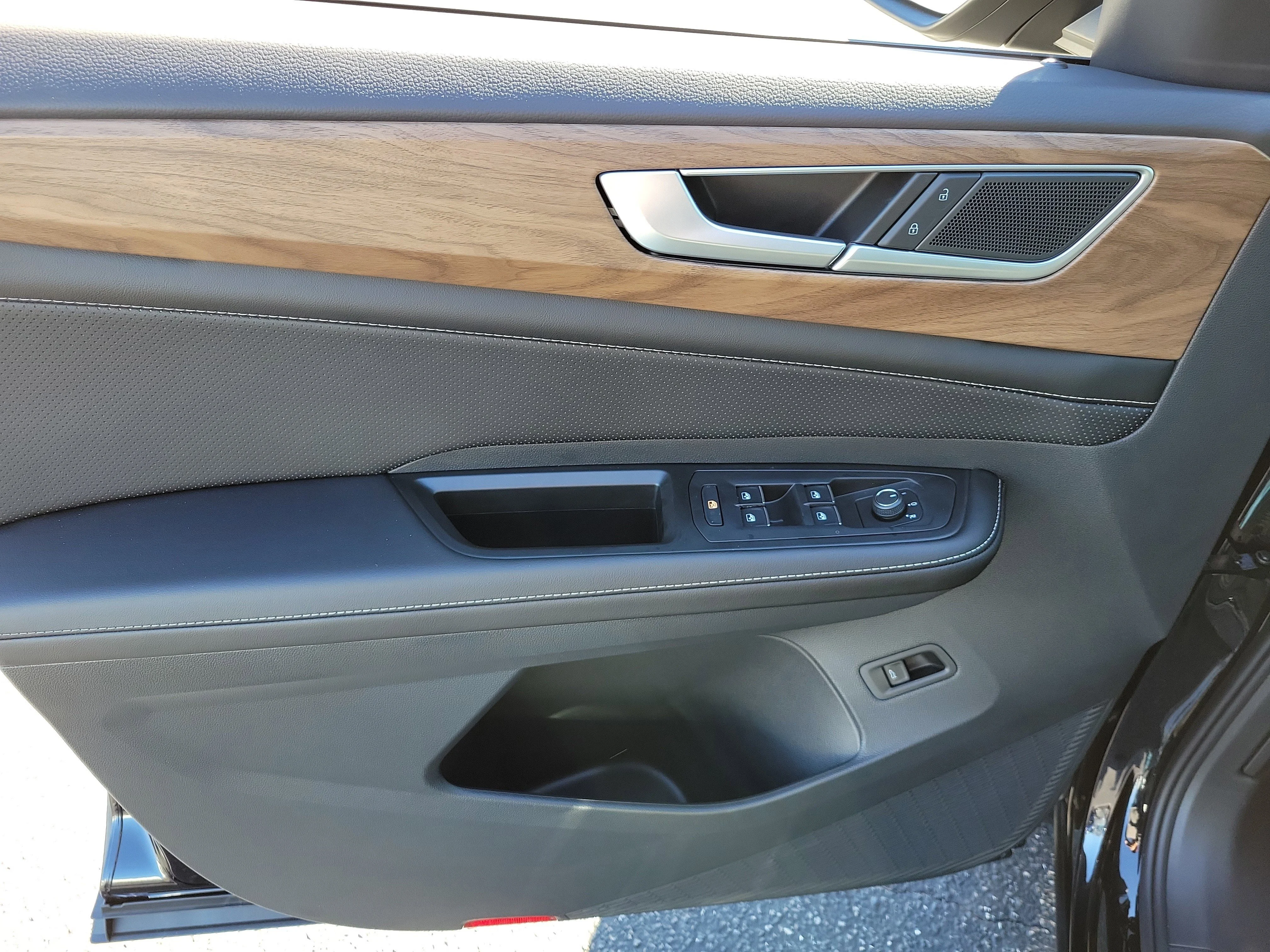 New 2026 Black Volkswagen SE w/Technology image 22