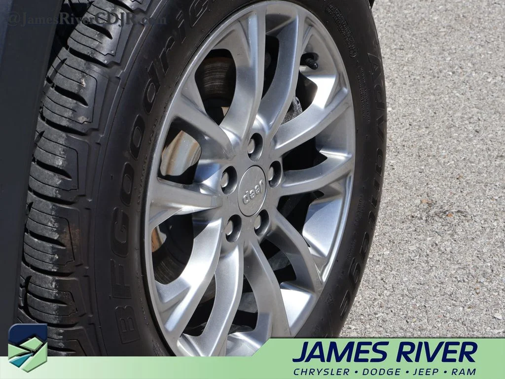 Used 2021 Silver Jeep Latitude Lux image 37