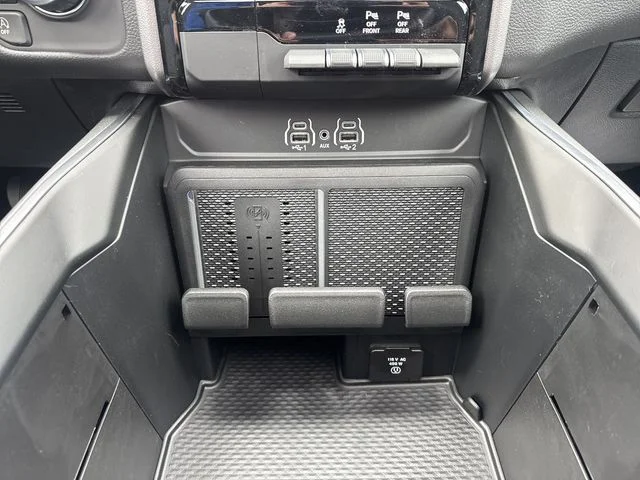New 2026 Diamond Black Crystal Pearl-Coat Exterior Paint RAM Big Horn/Lone Star image 18