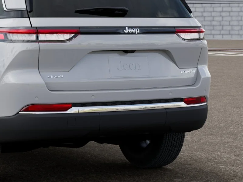 New 2026 Bright White Clear-Coat Exterior Paint Jeep Laredo X image 39