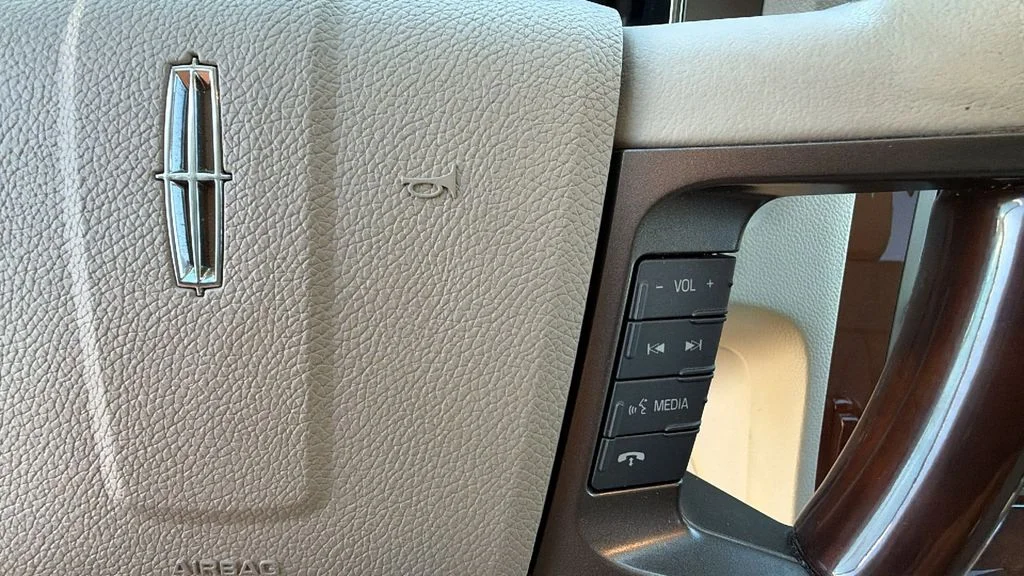 Used 2014 White Platinum Clearcoat Metallic Lincoln Base image 20